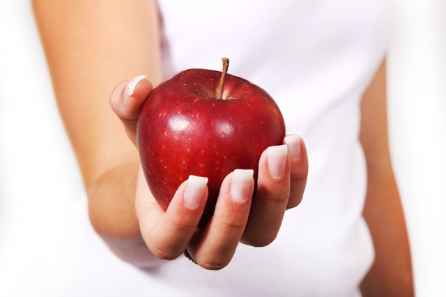 jablko v ruce